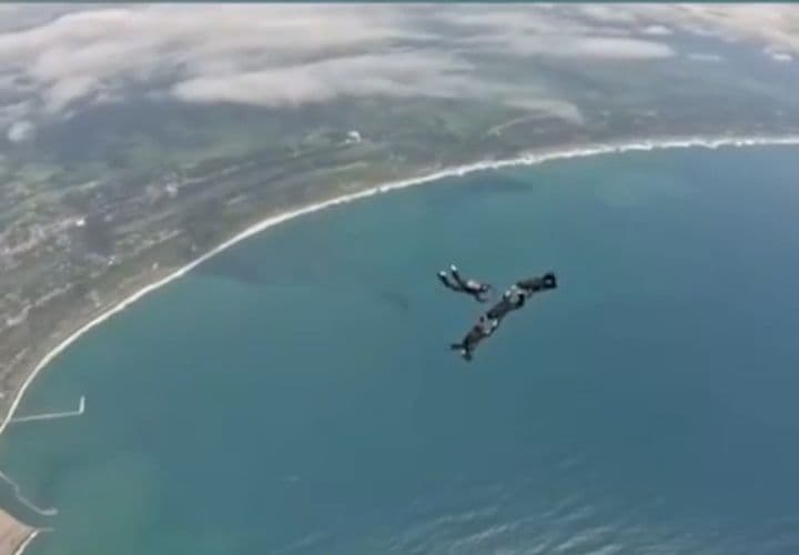 Gagal Mendarat! 5 Atlet Paralayang Jatuh di Laut Pangandaran, 1 Tewas, 1 Hilang